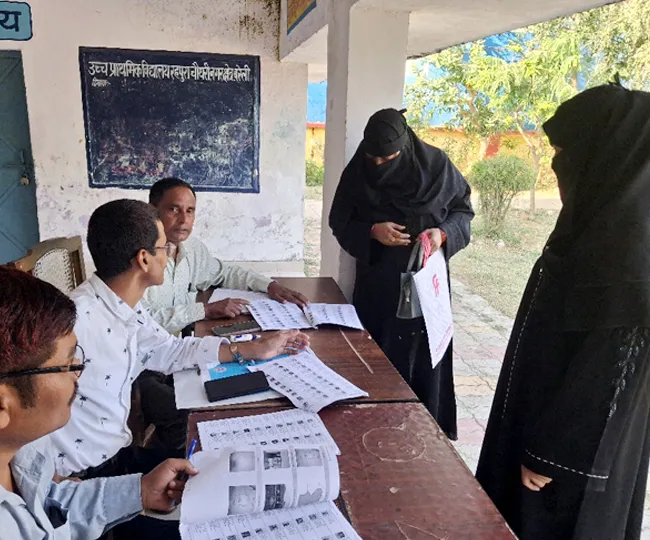 पूर्व माध्यमिक विद्यालय रहपुरा चौधरी में वोट बनवाने को पहुंची युवतियां। जागरण